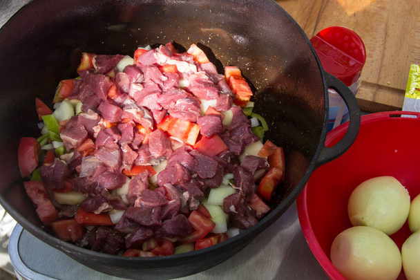 Caldo de metal con ingredientes de sopa verduras y carne
 - Foto, Imagen