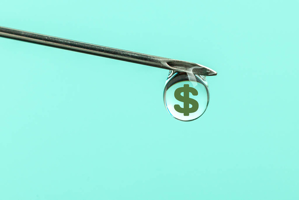 De la aguja de la jeringa cae gota con símbolo de dólares de dinero. Medicina costosa y seguro
 - Foto, imagen