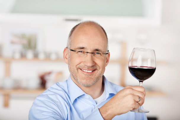 Man with red wine - Foto, Bild