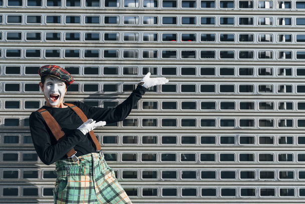 Mime happy gesticulating in the street - 写真・画像