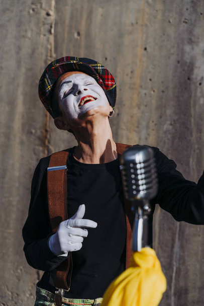 Mime op straat zingen met microfoon - Foto, afbeelding