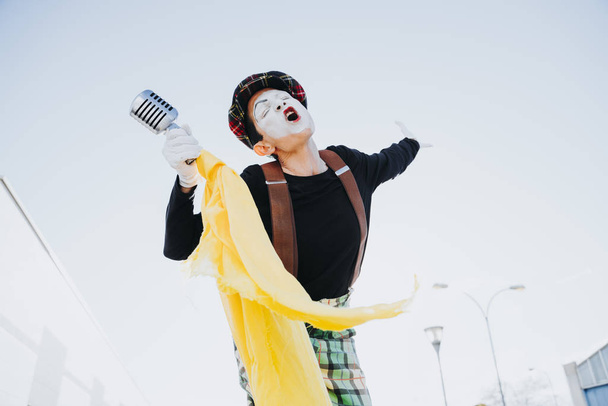Pantomime auf der Straße singt mit Mikrofon - Foto, Bild