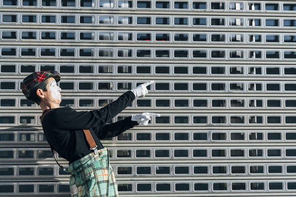 Мбаппе счастлив жестикулировать на улице
 - Фото, изображение
