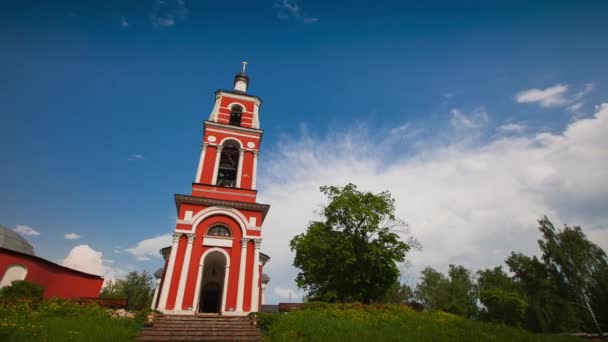 Lytkarino. Timelaps. Templom. Ortodox. Felhők futnak át az égen. Moszkvai régió. - Felvétel, videó