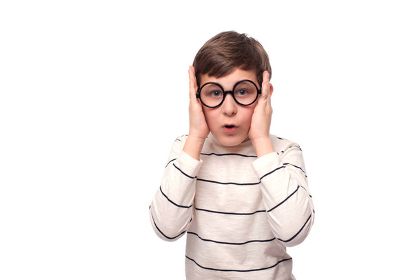 Estúdio tiro de um menino engraçado em óculos redondos, isolar com cópia
 - Foto, Imagem
