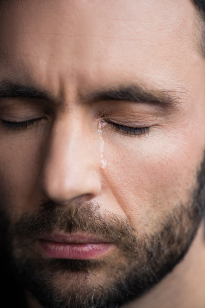 Portret van knappe depressieve man huilen met gesloten ogen - Foto, afbeelding