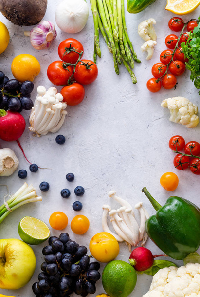 a színes friss zöldségek konkrét hátteret. Nyári élelmiszer-összetevők koncepció, felülnézet  - Fotó, kép