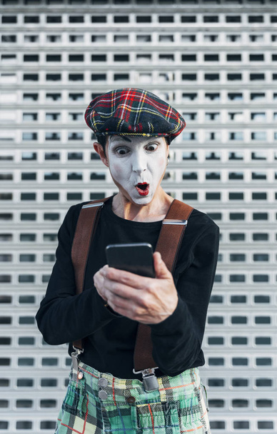 Mime avec smartphone dans la rue
 - Photo, image