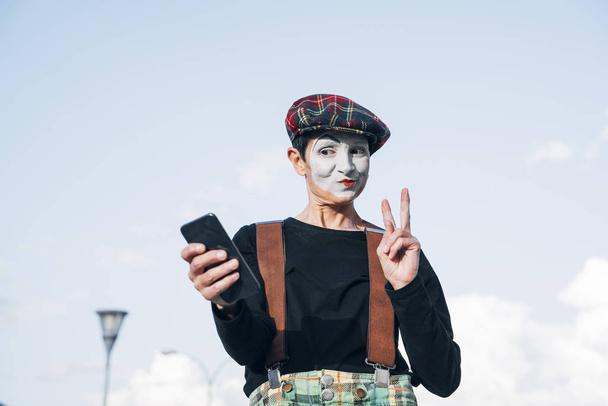 Pantomime mit Smartphone auf der Straße - Foto, Bild