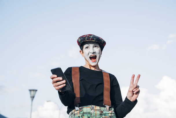 Mime with smartphone in the street - Photo, Image