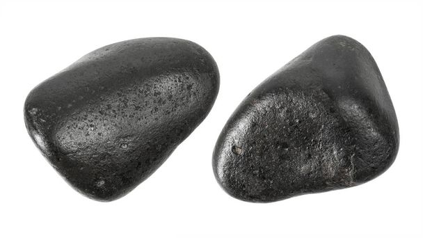 Pedras pretas isoladas sobre fundo branco. Pedra de massagem para uso em spa. (Caminho de recorte
 ) - Foto, Imagem