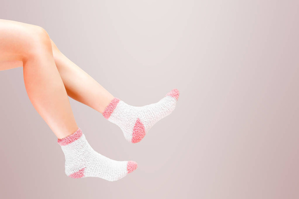 Gambe di donna con calzini di moda su sfondo. Indossare calzini invernali
. - Foto, immagini