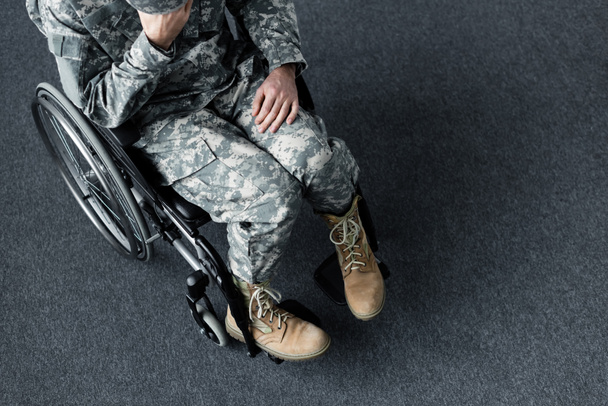vista aérea del hombre discapacitado deprimido en uniforme militar sentado en silla de ruedas
 - Foto, Imagen