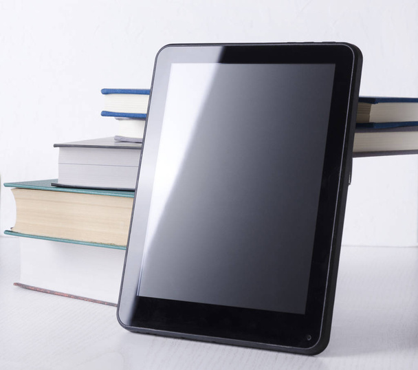Koncepcja edukacji online. Stos książek i pusty ekran tabletu - Zdjęcie, obraz