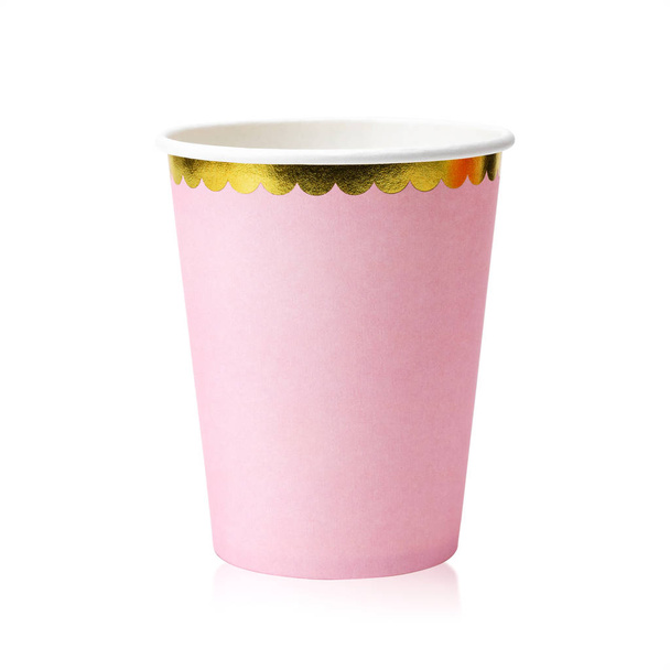 Roze Party cups geïsoleerd op witte achtergrond. Papier Cup of lege mok voor uw ontwerp. (Uitknippad ) - Foto, afbeelding