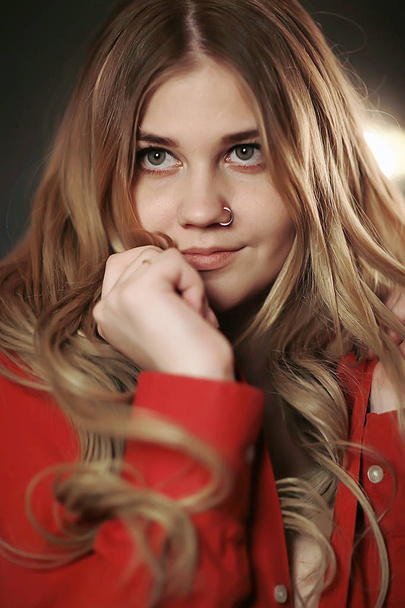 портрет дівчини пірсинг ніс / модель блондинка молода позує з кільцем в її носі, дівчина-хіпстер
 - Фото, зображення