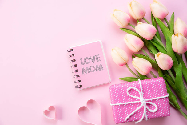 Boldog anyák napi koncepció. Felülnézet rózsaszín tulipán virágok - Fotó, kép