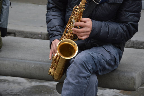 Un músico callejero está jugando en la calle por dinero
 - Foto, imagen