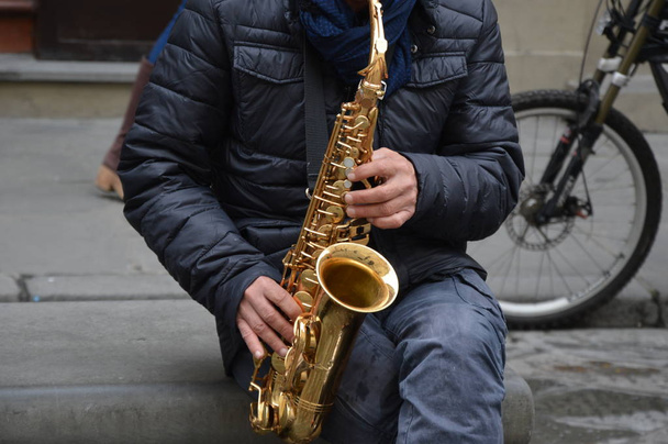 Um músico de rua está tocando na rua por dinheiro
 - Foto, Imagem