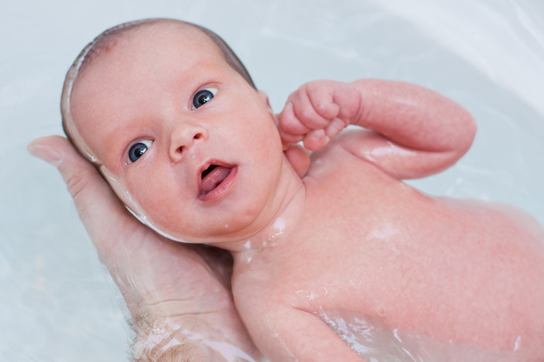 Bebé de baño
 - Foto, imagen