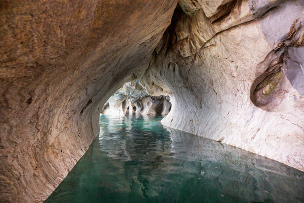 Cuevas de mármol inusuales en el lago de General Carrera, Patagonia, Chile. Carretera Viaje Austral
. - Foto, Imagen