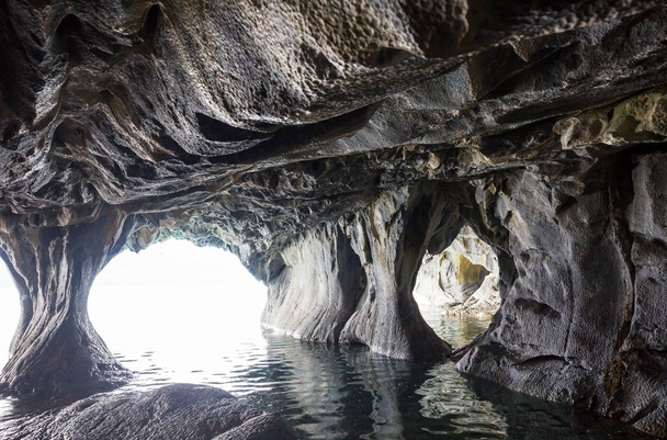 Niezwykłe marmurowe jaskinie na jeziorze General Carrera, Patagonia, Chile. Carretera Austral wycieczka. - Zdjęcie, obraz