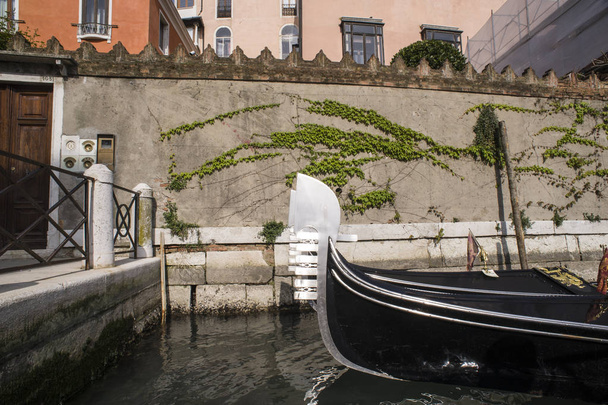 The metal bow (ferro) of the gondola of venice - Foto, Bild