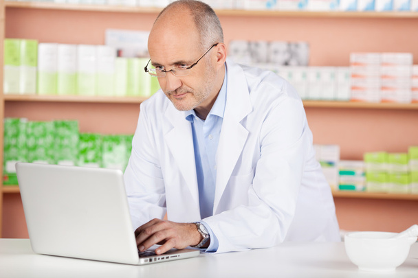 Pharmacist with laptop - 写真・画像