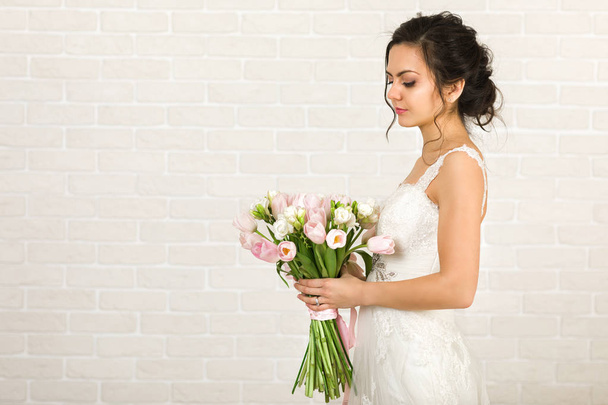 Portrait of beautiful bride with wedding bouquet - Valokuva, kuva