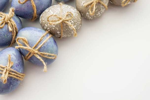 Ovos de Páscoa coloridos cinza e azul decorados
 - Foto, Imagem