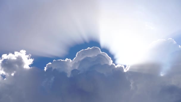Słońce świeci przez niebiańskie piękne chmury w 4K - Materiał filmowy, wideo