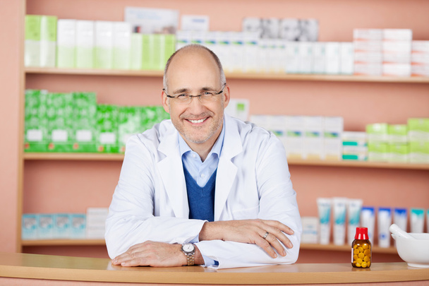 Handsome pharmacist in drugstore - Valokuva, kuva
