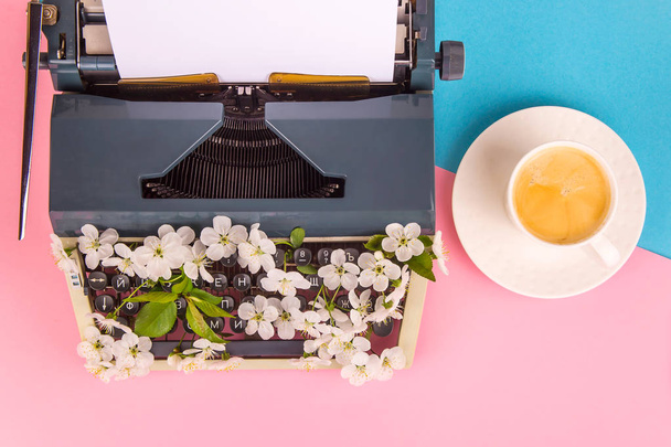Друкарська машинка в сучасному стилі життя письменника, журналіст
 - Фото, зображення