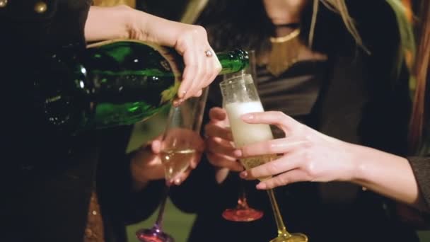 meninas festa celebração champanhe noite luz da cidade
 - Filmagem, Vídeo