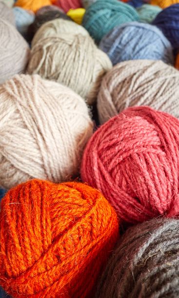 Palline di filato di lana colorato. - Foto, immagini
