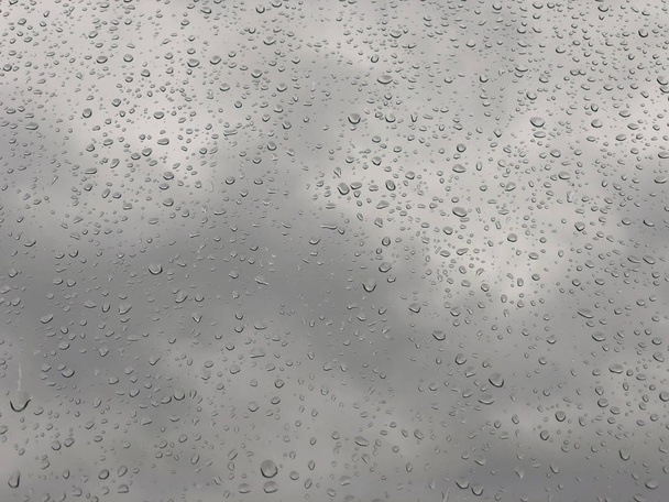 Hintergrund mit Regentropfen auf Fensterscheibe - Foto, Bild