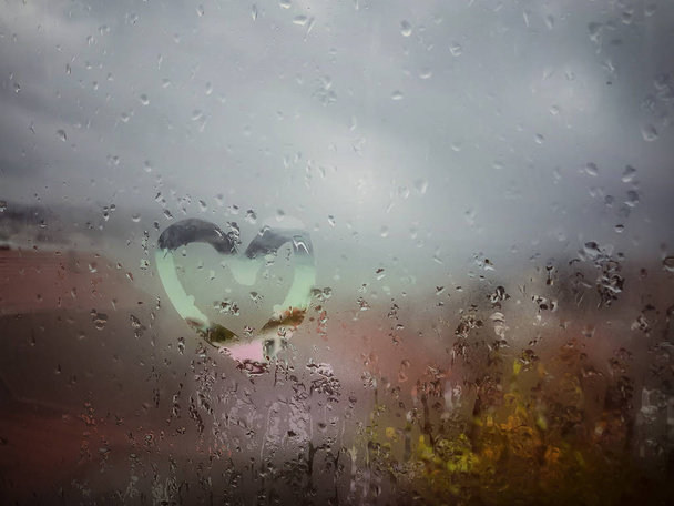 coração desenhado no painel da janela molhada com gotas de chuva
 - Foto, Imagem