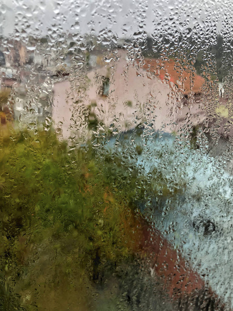 φόντο με σταγόνες βροχής στο παράθυρο σαν ένας πίνακας - Φωτογραφία, εικόνα