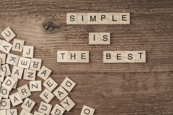 Simple is de beste slogan geschreven met kubus letters - Foto, afbeelding