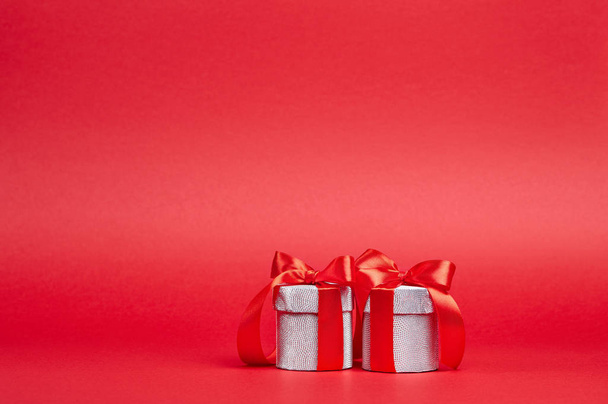 Red Christmas background with silver gift - Valokuva, kuva