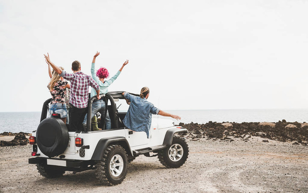 Група друзів, які їдуть по дорозі кабріолет автомобіля під час маршруту - Щасливі мандрівники розважаються у відпустці - Концепція дружби, транспорту та молодіжного способу життя
 - Фото, зображення