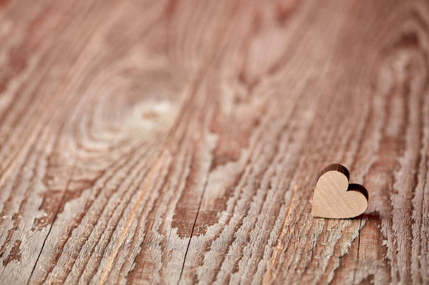 Figura de corazón sobre fondo de madera
  - Foto, imagen