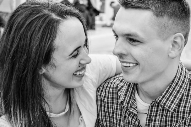 Любляча молода пара розважається в торговому центрі біля фонтану. Позитивні емоції. Щастя молодят
. - Фото, зображення