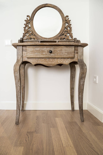 деревянное зеркало макияжа тщеславие в комнате
 - Фото, изображение