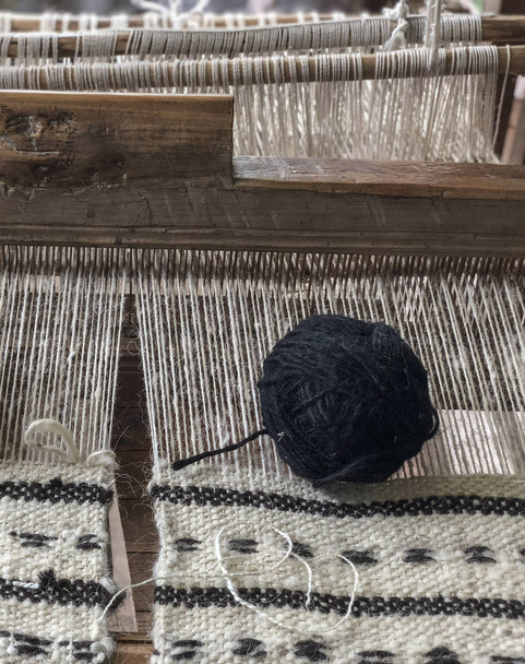 czarny skein na ręcznym Krosna dywan - Zdjęcie, obraz