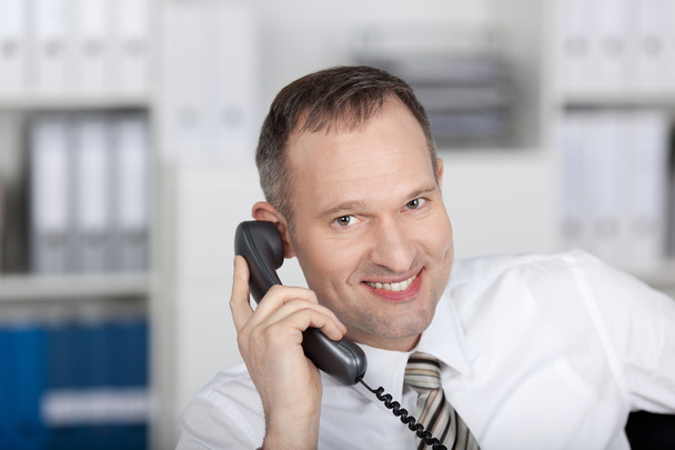 Businessman with phone in office - Фото, зображення