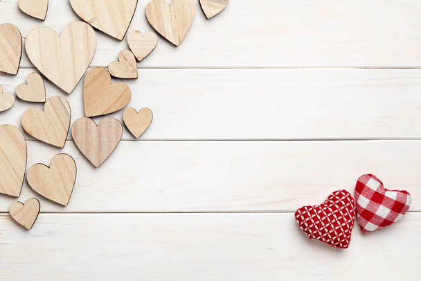 Figures de coeur de différentes tailles sur fond en bois blanc
  - Photo, image