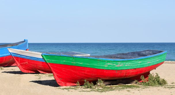 Badalona, İspanya (barcelona) sahilde oturan eski tekneler. - Fotoğraf, Görsel