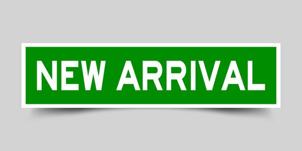 Etiqueta engomada de color verde en palabra nueva llegada sobre fondo gris
 - Vector, Imagen