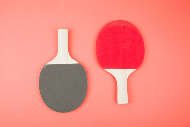 Pin-pong gomas y una bola
 - Foto, Imagen